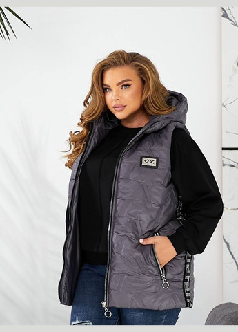 Жіноча подовжена жилетка батал графітова безрукавка з капюшоном та смугами зі стразами на блискавці Viki Жилет (316111604)