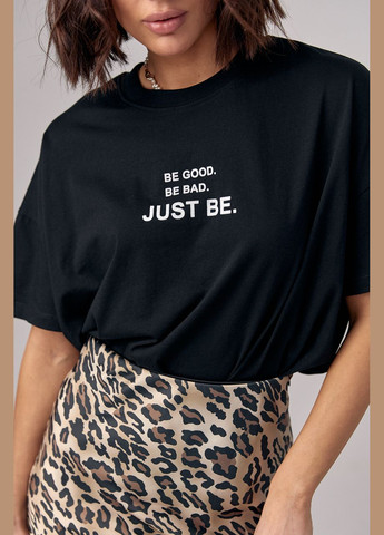 Чорна літня жіноча футболка oversize з написом be good be bad just be - білий Lurex