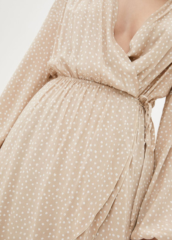 Бежевое кэжуал короткое платье на запах бежевого цвета в мелкий горошек. ORA в горошек