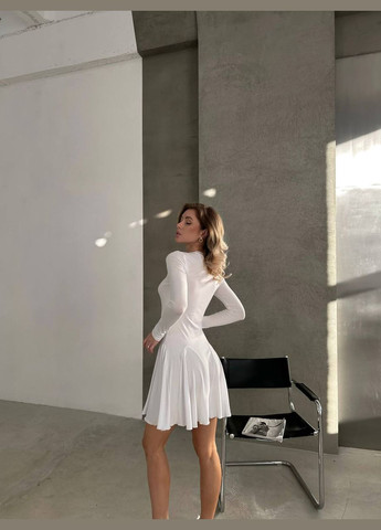 Белое базовое минималистичное платье с рукавами из лёгкой вискозы, красивое приталённое платье выше колена для любой погоды No Brand