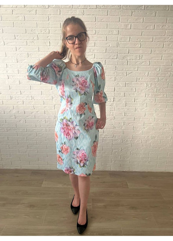 Светло-голубое праздничный, повседневный, деловое, кэжуал светло-голубое шелковое атласное летнее женское облегающее платье-футляр миди с пышными рукавами с цветочным принтом силуэтная, с открытыми плечами, футляр No Brand розы