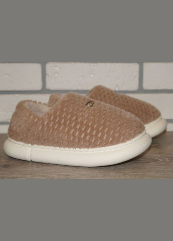 Коричневые женские тапочки чуни / закрытые тапочки No Brand с аппликацией, с белой подошвой