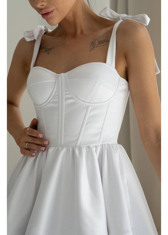 Белое праздничный мини-платье с корсетным лифом и пышной многоярусной юбкой с пышной юбкой MonCher