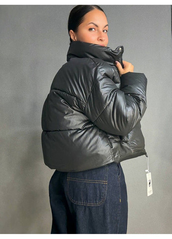 Чорна демісезонна куртка жіноча 8606 коротка пуффер з коміром чорна HAIZIYUAN