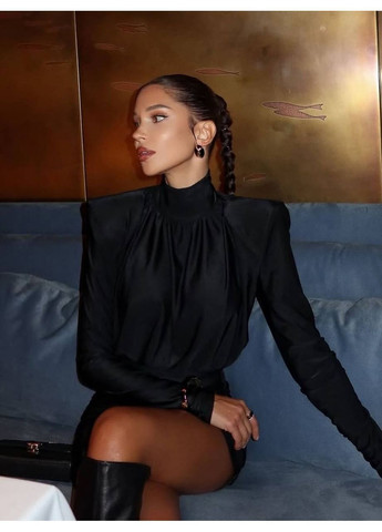 Чорна вечірня міні сукня з високим коміром, об'ємними плечима та драпіруванням MonCher