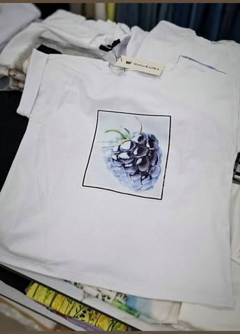 Футболка біла з принтом ожини MKKS280126-1 Modna KAZKA - (338622698)