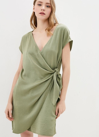 Зеленое кэжуал платье цвет оливковый ORA однотонное