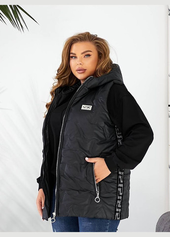 Женская удлиненная жилетка батал черная безрукавка с капюшоном и полосками со стразами на молнии Viki Жилет (316111600)