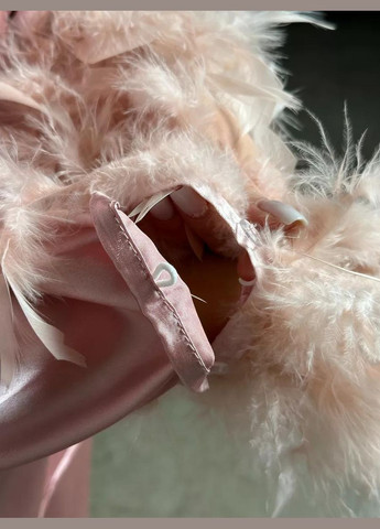 Рожева всесезон жіноча атласна піжама з ґудзиками та знімним пір`ям комплект штани сорочка в класичному стилі чорний сорочка + брюки No Brand Піжама атласна з штанами та декором пір`ям Velessa