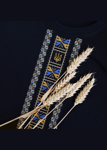 Черная мужская вышитая футболка с трезубцем полуботок Ladan