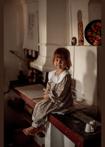 Бежева дівчача сукня у рослинний принт з батистовим оздобленням V.O.G. (303106206)