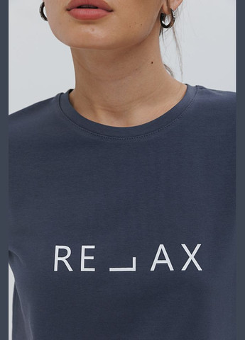 Серая женская футболка с надписью relax графитовая Arjen