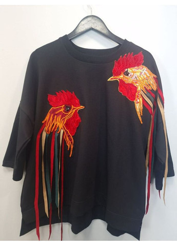 Черный женский свитшот oversize "петухи" с вышивкой и боковыми карманами mknk1234 Modna KAZKA (365807203)