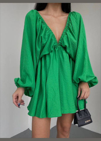 Зелена якісна oversize сукня з креп-жатки в красивому зеленому кольорі, приємна до тіла коротка сукня з відкритим декольте No Brand