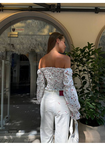 Ніжний топ із відкритим декольте та зі спущеними плечима із софту білого кольору No Brand 267-2 (352710196)