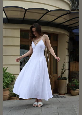 Летний женский романтичное женское платье сарафан из хлопка с запахом и глубоким вырезом для прогулок летом белое Intruder