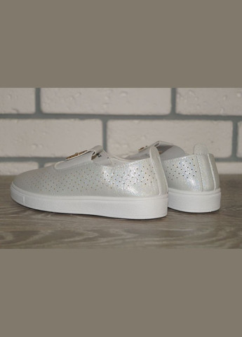 Серебряные слипоны для девочки с брошью та перфорацией серебристые Башили со стразами, с перфорацией, с брошкой, с белой подошвой