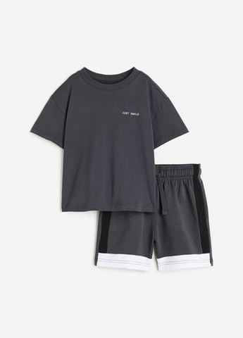 Темно-серый летний комплект (футболка, шорты) H&M