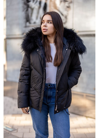 Черная зимняя зимняя женская короткая куртка с мехом енота 65526 Visdeer