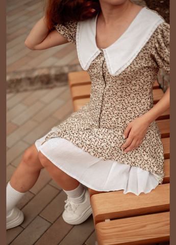 Бежевое коктейльное легкое женское платье в принт с белым воротничком клеш V.O.G. с цветочным принтом