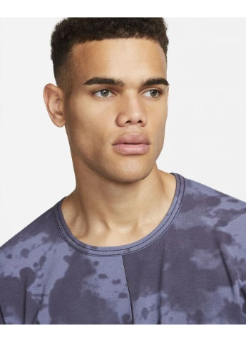 Фиолетовая футболка dri-fit mens allover print short-sleeve yoga top violet dx0922-015 Nike