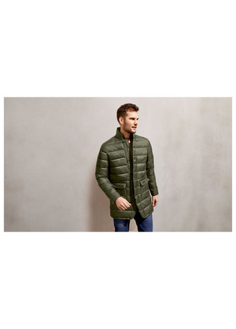 Оливковая (хаки) демисезонная куртка демисезонная водоотталкивающая и ветрозащитная для мужчины 357762 Livergy
