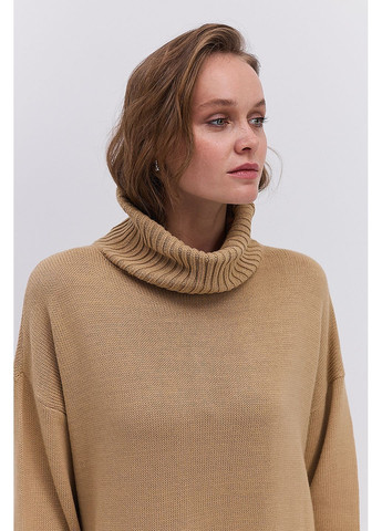 Бежева вязана зимова сукня світло-сіра з високим коміром і розрізом збоку Arjen