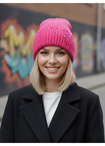Шапка унісекс рванка з декоративною булавкою подвійна з відворотом малинова (фуксія) No Brand (363968688)