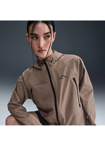 Коричнева вітровка жіноча trail storm-fit adv brown Nike