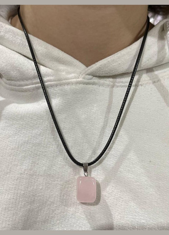 Підвіска з натуральним каменем Рожевий кварц у формі "міні блок" на кольоровому шнурку у подарунковій коробочці No Brand (331291753)