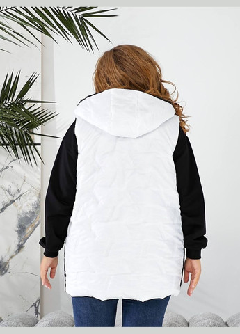 Женская удлиненная жилетка батал белая безрукавка с капюшоном и стразами на молнии Viki Жилет (316111606)