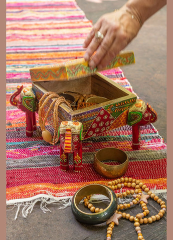 Ящик деревянный со слонами в индийском стиле на ножках разноцветный (50574) J-Line (316322298)