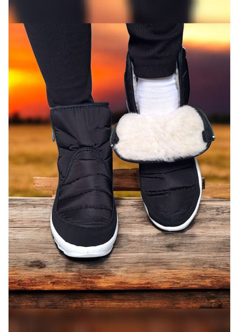 Черные женские чёрные короткие дутики зимние тёплые на меху с двумя молниями и белой подошвой Karolina на молнии