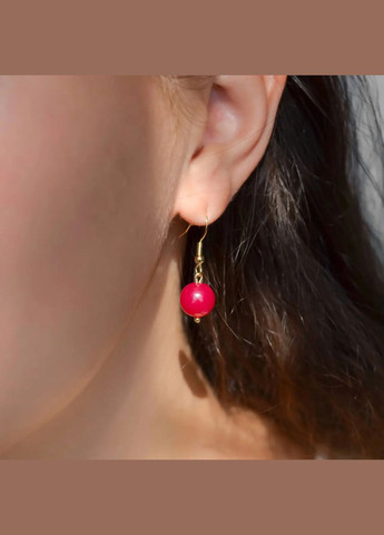 Серьги натуральный камень Рубин гладкий шарик, швенза цвет золото фур-ра гип-ный сплав d-8мм L-30мм No Brand Підвіски (305593770)