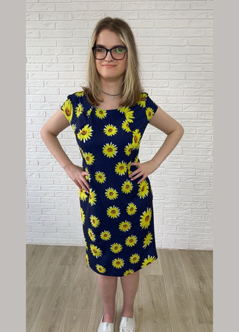 Синее повседневный, кэжуал синее софтовое летнее женское платье-футляр миди с цветочным принтом с желтыми ромашками платье-футболка, футляр No Brand с цветочным принтом