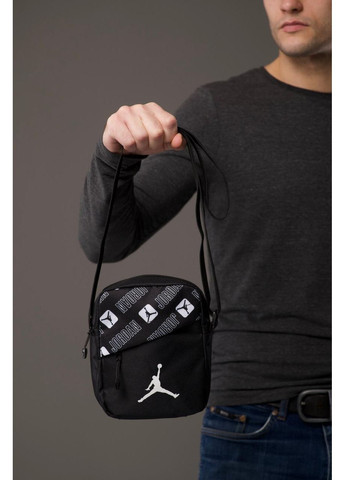 Компактная спортивная сумка на ремне - чёрный цвет No Brand (365762019)