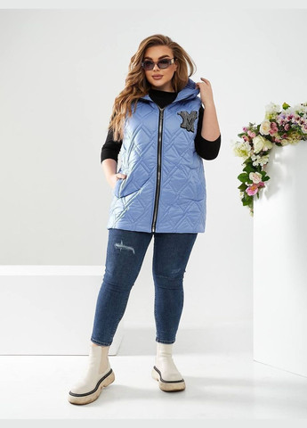 Женская жилетка батал голубая стеганая безрукавка жилет большой размер с капюшоном на молнии карманы нашивка с камнями Viki Жилет (316218935)