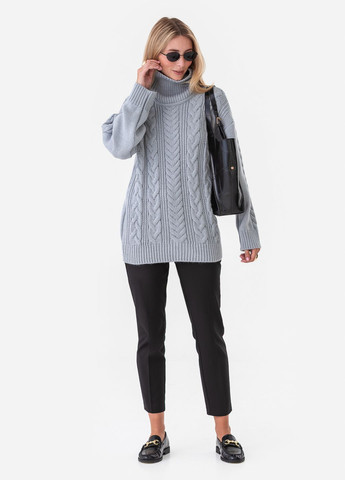 Світло-сірий жіночий светр об’ємної в'язки «косами» та коміром-гольф. SVTR