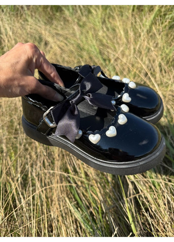 Туфлі для дівчинки лаковані з сердечками колір чорний 10903 No Brand (349444838)