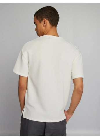 Белая демисезонная футболка Kiabi