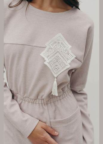 Комбінована тепла сукня міді з брошкою бежева mkrm4217-2 Modna KAZKA