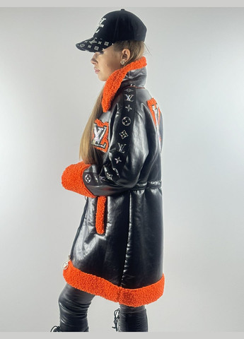 Дубленка женская, удлиненная, эко кожа черного цвета, подкладка эко мех оранжевого цвета, зимняя, с логотипом. Kor@Kor (312537620)