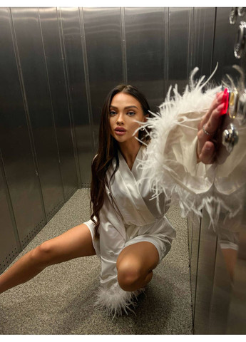 Молочна ніжна сатинова сукня боа з декорованим пір'ям молочного кольору milirud