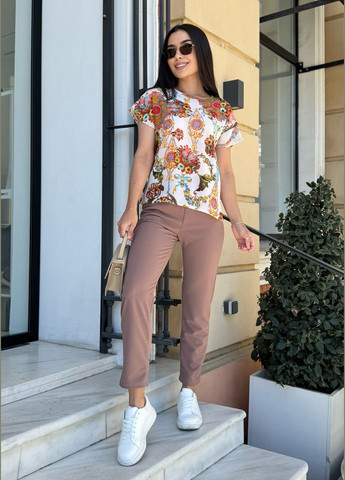 Белая летняя блузка-футболка свободного кроя с ярким принтом INNOE Блуза-футболка