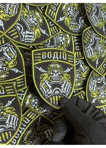 Шеврон ВОДИТЕЛЬ (Форма щит. На липучке) Размер 9x7см No Brand (369924466)