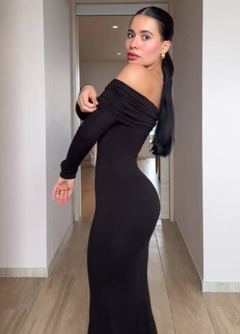 Черное праздничный, вечернее приталенное вечернее макси платье с открытыми плечами и длинными рукавами. с открытыми плечами Tik-Tak однотонное