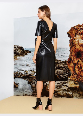 Черное кэжуал платье приталенного кроя из эко-кожи с разрезом чёрное силуэтная Dressa