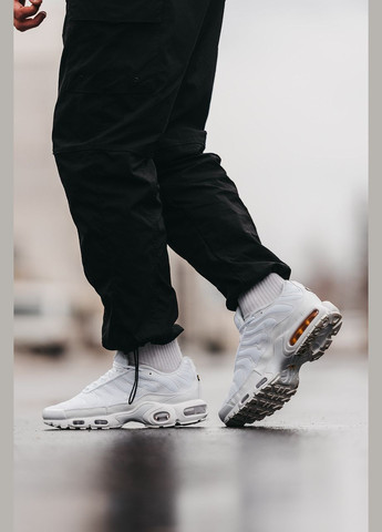 Білі всесезонні кросівки air max tn plus triple white - dm2362-100 Nike