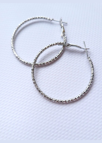 Серьги женские рифленые круги кольца 4 см No Brand (278652127)
