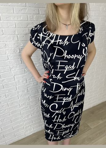 Темно-синее повседневный, кэжуал темно-синее хлопковое коттоновое летнее женское платье-футляр миди с белыми надписями платье-футболка, футляр No Brand с надписью